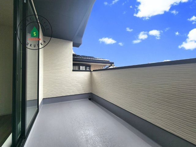 大野城市乙金東1丁目台1-2棟（2号棟）の外観：施工例|風をしっかりと感じられるバルコニーでは、毎日が洗濯日和です。広々としているので洗濯も楽しくなるでしょうし、気分転換にバルコニーからの眺めを楽しむのもいいでしょう。