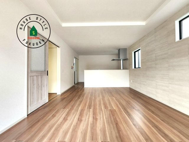 大野城市乙金東1丁目台1-2棟（2号棟）の内観：施工例|キッチンからリビングをしっかり確認できます。家族の笑顔があふれる空間になりそうですね。