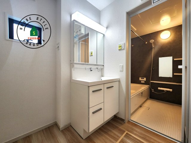 大野城市乙金東1丁目台1-2棟（1号棟）の内観：施工例|ゆとりの洗面スペースで朝の身支度もスムーズに。暮らしを快適に変えるシャワー付洗面台です！