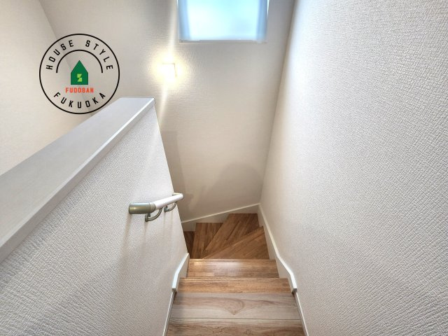 大野城市乙金東1丁目台1-2棟（1号棟）の内観：施工例|＜手すり付階段＞手すりがないと階段の昇り降りで危険なことはもちろん、壁に手をつきながら歩くことで壁紙が汚れやすくなります。すべての方に快適に昇り降りしていただくため、手すりを設置しました。