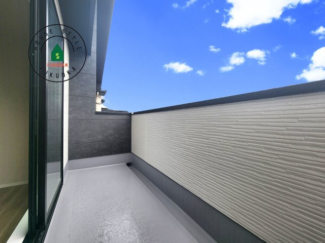 大野城市乙金東1丁目台1-2棟（1号棟）の外観：施工例|風をしっかりと感じられるバルコニーでは、毎日が洗濯日和です。広々としているので洗濯も楽しくなるでしょうし、気分転換にバルコニーからの眺めを楽しむのもいいでしょう。