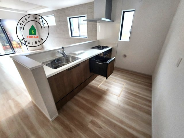 大野城市乙金東1丁目台1-2棟（1号棟）の内観：施工例|明るいキッチン作業スペースを多くとりました。ご夫婦でキッチンに立っても調理がしやすい広さです。食器類もすっきりと片付く収納は魅力的です。