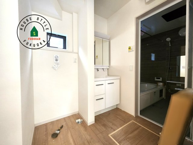 福岡市東区松香台1丁目第3-1棟（1号棟）の内観：施工例|ゆとりの洗面スペースで朝の身支度もスムーズに。暮らしを快適に変えるシャワー付洗面台です！