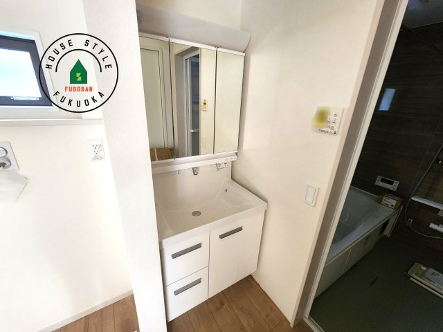 福岡市東区松香台1丁目第3-1棟（1号棟）の内観：施工例|毎日使うものだから清潔な空間を保ちたい水回り。洗面にはそんな願いを解消させてくれる収納アイデアが満載です。三面鏡の裏側にはキャビネットが現れ小物から背の高い物まで収納できます。