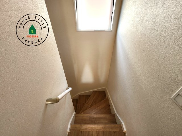 福岡市東区松香台1丁目第3-1棟（1号棟）の内観：施工例|＜手すり付階段＞手すりがないと階段の昇り降りで危険なことはもちろん、壁に手をつきながら歩くことで壁紙が汚れやすくなります。すべての方に快適に昇り降りしていただくため、手すりを設置しました。