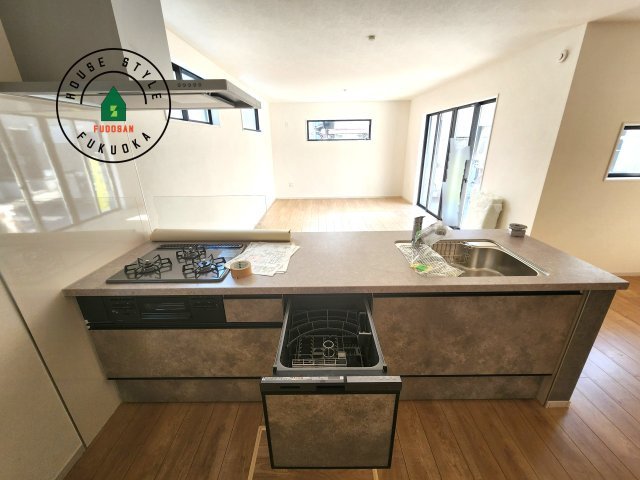 福岡市東区松香台1丁目第3-1棟（1号棟）の内観：施工例|ご家族を近くに感じられる対面キッチンのLDK。会話もはずみそうですね。