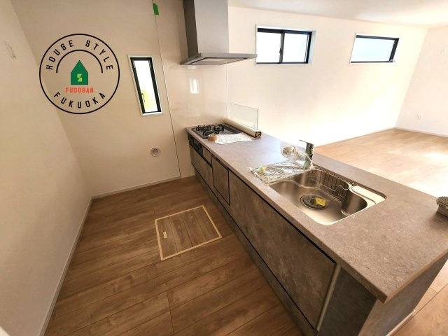 福岡市東区松香台1丁目第3-1棟（1号棟）の内観：施工例|ダイニングテーブルへの配膳がラクラク、お料理はかどるカウンター付きシステムキッチン！