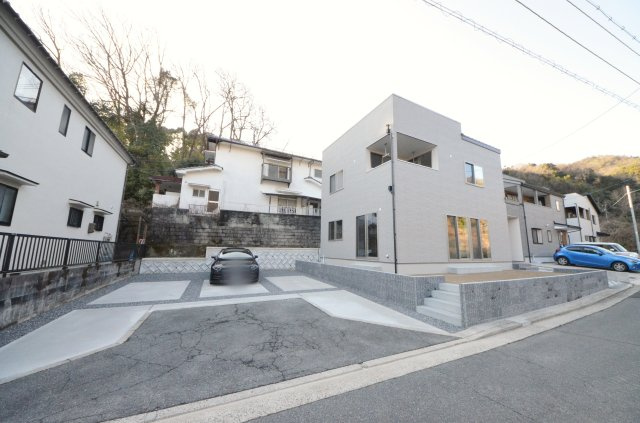 上安七丁目の外観|敷地広々73坪
駐車5台可能です