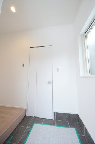 上安七丁目の玄関|玄関に大容量のシューズクローク有
玄関周りの収納スペースもしっかり確保してあります