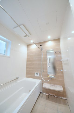 上安七丁目の浴室|人気の換気乾燥暖房機付き。１坪タイプの大きなバスルームなので足を伸ばしてゆっくり湯船につかることができます