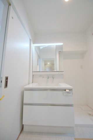 上安七丁目の独立洗面台|洗面所には収納スぺースもあります