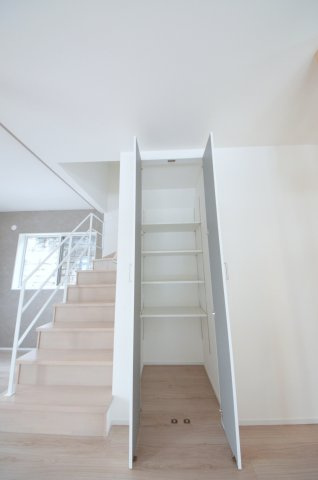 上安七丁目の居間・リビング|リビングにも収納スペースがあります