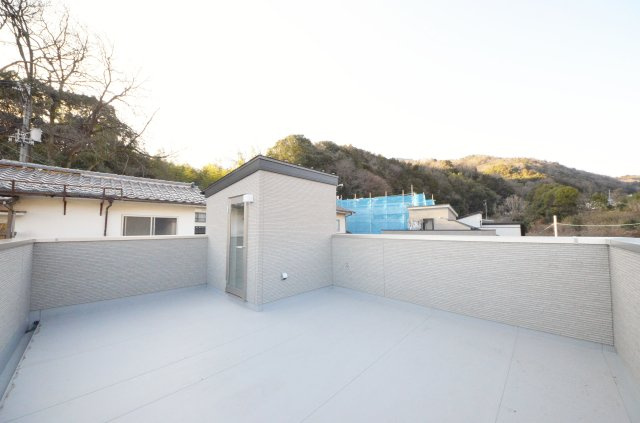 上安七丁目のバルコニー|広い屋上スペース
おうちグランピングやお子さまの遊び場に最適です