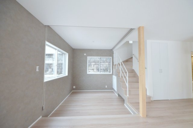 上安七丁目の洋室|リビングに隣接したタタミコーナー
置きタタミを収納するスペースもあります