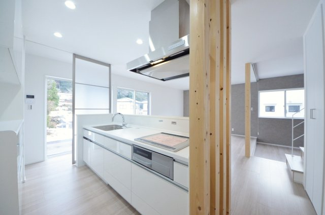 上安七丁目のキッチン|南向きの広く明るいリビング空間。オープンタイプの対面式キッチンでリビングが隅まで見渡せます。キッチンにいながら小さなお子様にも目が届き安心です。