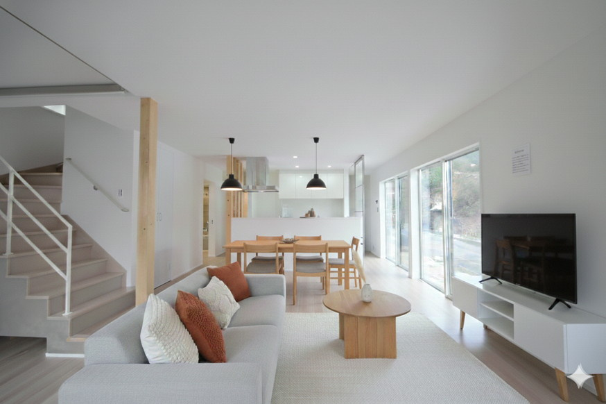 上安七丁目の居間・リビング|南向きの広く明るいリビング空間。オープンタイプの対面式キッチンでリビングが隅まで見渡せます。キッチンにいながら小さなお子様にも目が届き安心です。