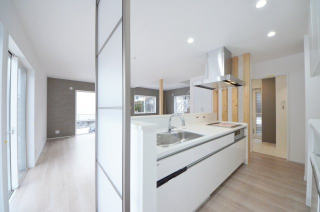 上安七丁目の居間・リビング|南向きの広く明るいリビング空間。オープンタイプの対面式キッチンでリビングが隅まで見渡せます。キッチンにいながら小さなお子様にも目が届き安心です。