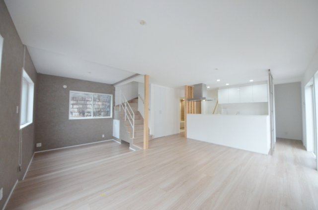 上安七丁目の居間・リビング|南向きの広く明るいリビング空間。オープンタイプの対面式キッチンでリビングが隅まで見渡せます。キッチンにいながら小さなお子様にも目が届き安心です。