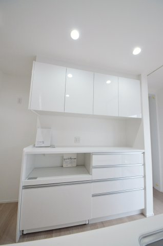 上安七丁目の収納|大容量のカップボードが標準装備。パントリースペースもあり、キッチン周りの収納もしっかり確保されています。