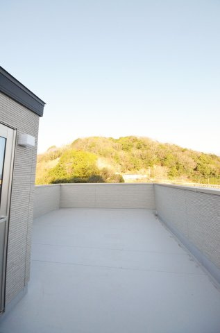 上安七丁目のバルコニー|広い屋上スペース
おうちグランピングやお子さまの遊び場に最適です