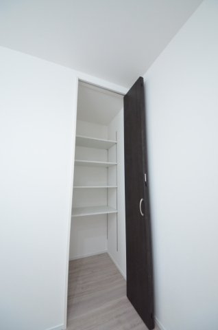 五日市中央一丁目の収納|パントリースペース有
キッチン周りの収納も充実しています