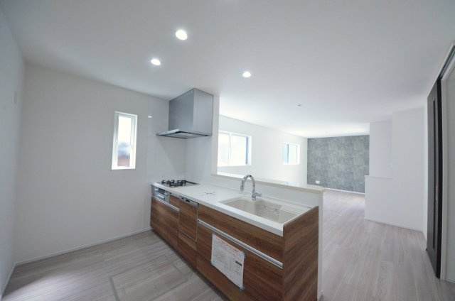 五日市中央一丁目のキッチン|陽当たりが良く、窓の多いリビング空間。オープンタイプの対面式キッチンでリビングが隅まで見渡せます。キッチンにいながら小さなお子様にも目が届き安心です。