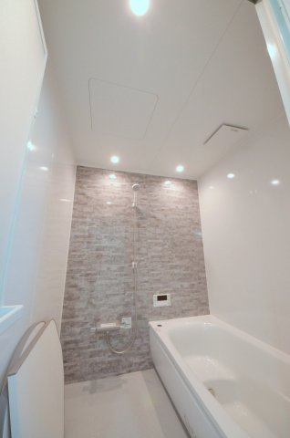 五日市中央一丁目の浴室|１坪タイプの大きなバスルーム。足を伸ばしてゆっくり湯船につかることができます