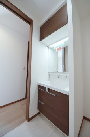 中野6丁目の洗面所|清潔感あふれるシャワー付洗面台と洗面室。余裕のスペース。窓もあり明るく通気も良いです