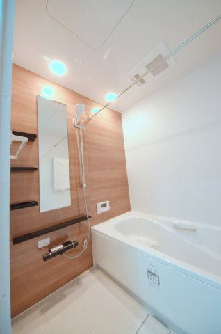 中野6丁目の浴室|人気の換気乾燥暖房機付き。１坪タイプの大きなバスルームなので足を伸ばしてゆっくり湯船につかることができます