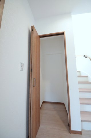 中野6丁目の収納|廊下にも収納スペースがあります