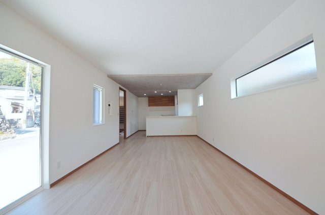 中野6丁目の居間・リビング|南西向きの広く明るいリビング空間。オープンタイプの対面式キッチンでリビングが隅まで見渡せます。キッチンにいながら小さなお子様にも目が届き安心です。