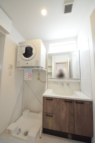山本九丁目の独立洗面台|清潔感あふれるシャワー付洗面台と洗面室。ガス衣類乾燥機幹太くん付。窓もあり明るく通気も良いです