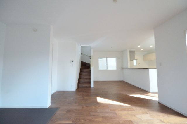 山本九丁目の居間・リビング|南向きで陽当たりが良く、窓の多いリビング空間。オープンタイプの対面式キッチンでリビングが隅まで見渡せます。キッチンにいながら小さなお子様にも目が届き安心です。