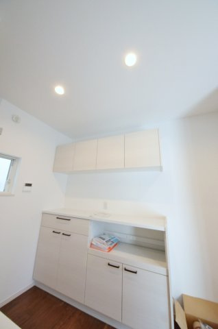 山本九丁目の収納|大容量のカップボードが標準装備！キッチン周りの収納スペースもしっかり確保されています。