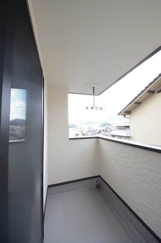 山本九丁目のバルコニー|バルコニーは屋根があるので急な雨でも安心です