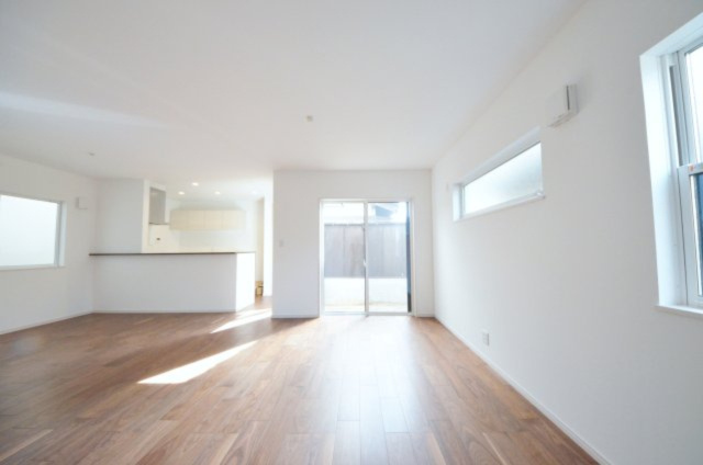 山本九丁目の居間・リビング|南向きで陽当たりが良く、窓の多いリビング空間。オープンタイプの対面式キッチンでリビングが隅まで見渡せます。キッチンにいながら小さなお子様にも目が届き安心です。