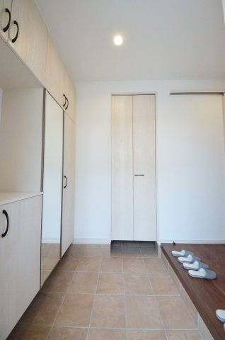 山本九丁目のその他|玄関にはシューズボックスと土間収納もあり。
玄関周りの収納スペースもしっかり確保されています。