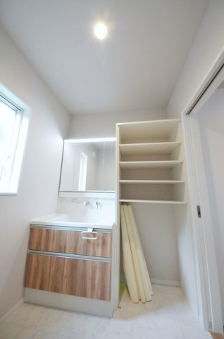 八木八丁目の洗面所|清潔感あふれるシャワー付洗面台と洗面室。余裕のスペース。窓もあり明るく通気も良いです