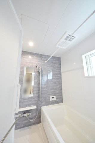 八木八丁目の浴室|人気の換気乾燥暖房機付き。１坪タイプの大きなバスルームなので足を伸ばしてゆっくり湯船につかることができます