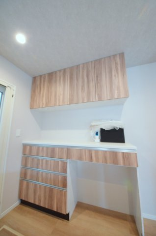 八木八丁目の収納|大容量のカップボードが標準装備！キッチン周りの収納スペースもしっかり確保されています。