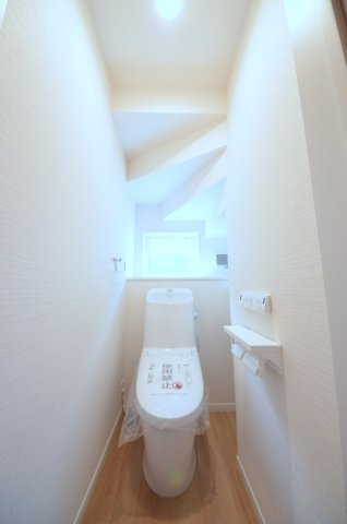 八木八丁目の収納|窓のある明るいトイレ。勿論ウォシュレット付です。