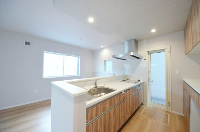 八木八丁目のキッチン|窓の多いリビング空間。オープンタイプの対面式キッチンでリビングが隅まで見渡せます。キッチンにいながら小さなお子様にも目が届き安心です。