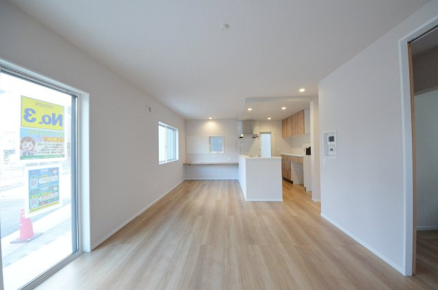 八木八丁目の居間・リビング|窓の多いリビング空間。オープンタイプの対面式キッチンでリビングが隅まで見渡せます。キッチンにいながら小さなお子様にも目が届き安心です。