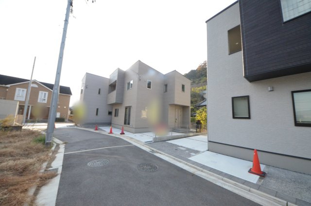 八木八丁目の前面道路含む現地写真|前面道路は交通量が少なく駐車楽々
駐車2台可能です