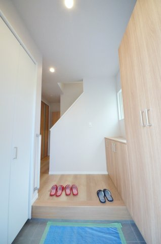 八木八丁目の玄関|玄関には大容量のシューズボックスと土間収納があります