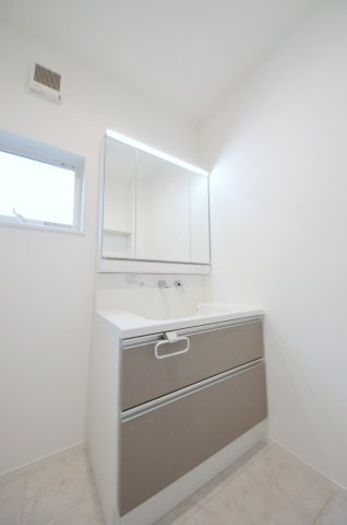 八木八丁目の洗面所|清潔感あふれるシャワー付洗面台と洗面室。余裕のスペース。窓もあり明るく通気も良いです