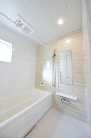 八木八丁目の浴室|人気の換気乾燥暖房機付き。１坪タイプの大きなバスルームなので足を伸ばしてゆっくり湯船につかることができます