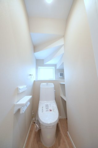 八木八丁目のトイレ|窓のある明るいトイレ。勿論ウォシュレット付です。収納スペースもあります。