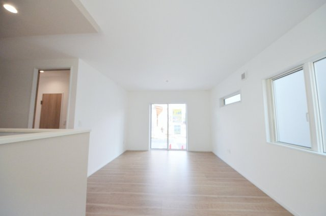 八木八丁目の居間・リビング|窓の多いリビング空間。オープンタイプの対面式キッチンでリビングが隅まで見渡せます。キッチンにいながら小さなお子様にも目が届き安心です。