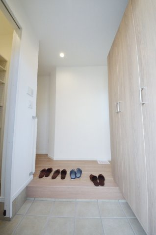 八木八丁目の玄関|玄関には大容量のシューズボックスと土間収納があります